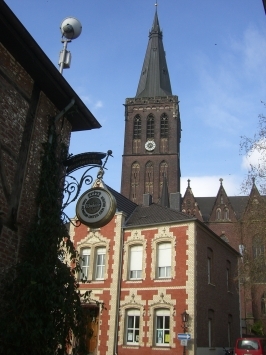 Viersen-Dülken : Schöffengasse, Blick auf die Kath. Pfarrkirche St. Cornelius